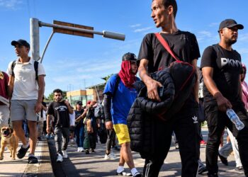 Caravana migrante bajo el cielo azul chiapaneco.
