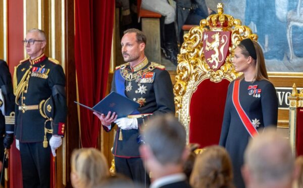 Ceremonia de juramento del rey Haakon VIII como jefe de Estado del reino de Noruega, ante el Stortinget o parlamento noruego.