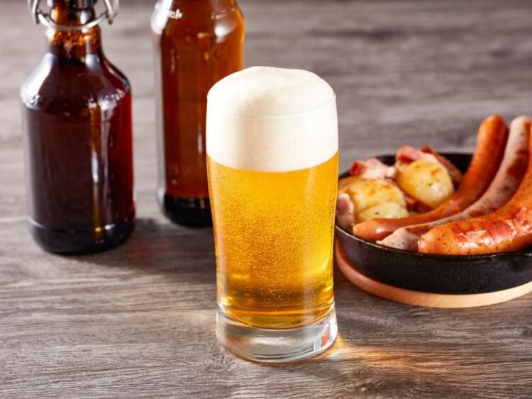 Cervezas y embutidos. AMEXI Foto Canva