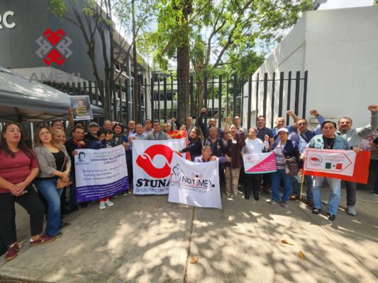 Integrantes de la Comisión Política de la Unión Nacional de Trabajadores con un mitin exige reinstalación de trabajadores de la Universidad Rosario Castellanos, despedidos injustificadamente