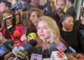 Sofía Castro luce un atrevido look con diminuto short durante la promoción de Tierra de Amor y Coraje.