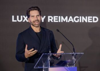 Arap Bethke, actor y conductor oficial de la XV edición de LuxuryLab Global, que se realizará en Ciudad de México.