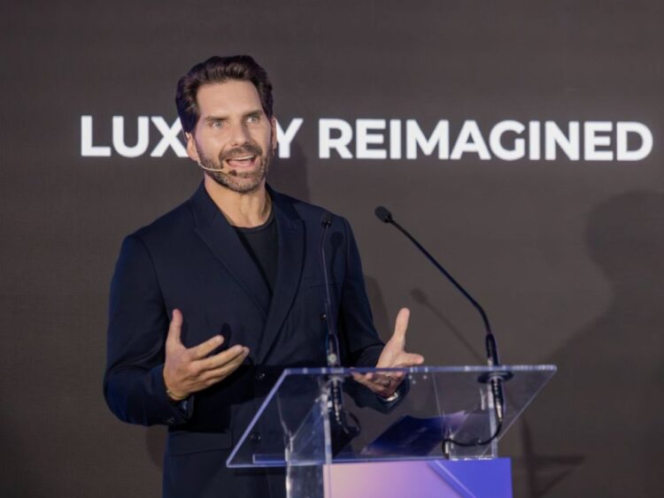 Arap Bethke, actor y conductor oficial de la XV edición de LuxuryLab Global, que se realizará en Ciudad de México.
