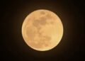 Luna y Marte sobre el horizonte durante la madrugada, como parte de los fenómenos astronómicos de septiembre de 2026.