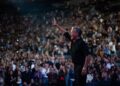 Ricardo Montaner canta ante un público multitudinario durante su concierto en el Kaseya Center de Miami.
