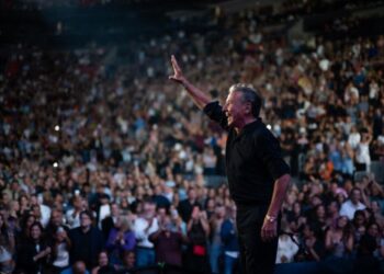 Ricardo Montaner canta ante un público multitudinario durante su concierto en el Kaseya Center de Miami.