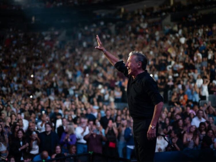 Ricardo Montaner canta ante un público multitudinario durante su concierto en el Kaseya Center de Miami.