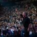 Ricardo Montaner canta ante un público multitudinario durante su concierto en el Kaseya Center de Miami.