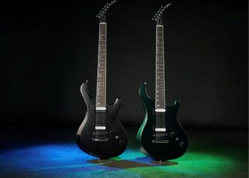 Guitarra Gibson Victory Baritone en acabado metálico, con diseño de escala extendida, pastillas humbucker ELEV8 y estética contemporánea.