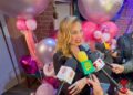 Elizabeth Álvarez durante una entrevista, sonriente, al hablar sobre su cumpleaños 49, su familia, el teatro y sus próximos proyectos.