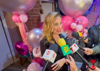 Elizabeth Álvarez durante una entrevista, sonriente, al hablar sobre su cumpleaños 49, su familia, el teatro y sus próximos proyectos.
