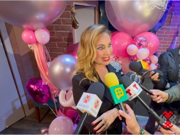 Elizabeth Álvarez durante una entrevista, sonriente, al hablar sobre su cumpleaños 49, su familia, el teatro y sus próximos proyectos.