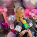 Elizabeth Álvarez durante una entrevista, sonriente, al hablar sobre su cumpleaños 49, su familia, el teatro y sus próximos proyectos.