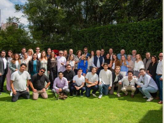 Gabriel Soto durante la celebración por sus 30 años de carrera artística, acompañado de familiares y amigos.