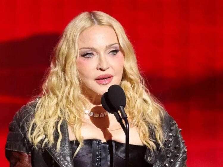 Madonna durante su presentación en los MTV Video Music Awards 2026 junto a Sabrina Carpenter y Charli XCX.