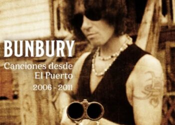 Enrique Bunbury, cantautor español, durante la presentación de “Canciones desde El Puerto”, libro de conversaciones realizado junto al periodista Juanjo Ordás.