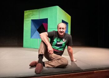 Rodrigo Murray durante una presentación de Leonardo, monólogo teatral inspirado en la vida y obra de Leonardo da Vinci, en el Teatro Milán de la Ciudad de México.