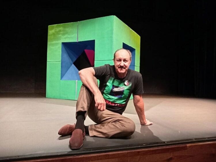 Rodrigo Murray durante una presentación de Leonardo, monólogo teatral inspirado en la vida y obra de Leonardo da Vinci, en el Teatro Milán de la Ciudad de México.