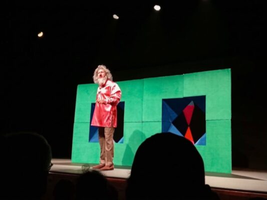 Rodrigo Murray durante una presentación de Leonardo, monólogo teatral inspirado en la vida y obra de Leonardo da Vinci, en el Teatro Milán de la Ciudad de México.