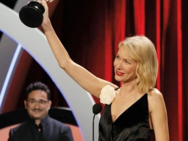 Naomi Watts recibió el Premio Donostia en el Festival de San Sebastián y dedicó el reconocimiento al fallecido cineasta David Lynch.