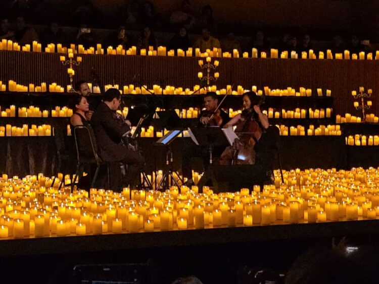 Cuarteto de cuerdas interpreta canciones de Juan Gabriel en un concierto Candlelight iluminado por velas en El Cantoral.