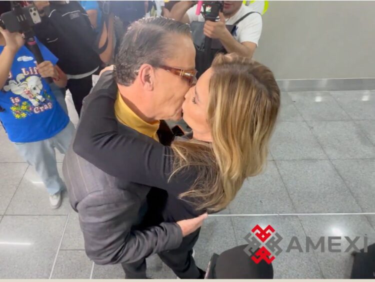 Alfredo Adame recibe a su novia Paola en el aeropuerto de la Ciudad de México tras su regreso a México.