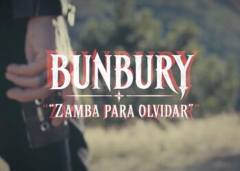 Enrique Bunbury durante una presentación musical, en el marco del estreno de su videoclip “Zamba para Olvidar”.