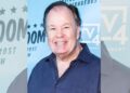 Dennis Haskins en una imagen de su trayectoria como actor, reconocido por interpretar al director Richard Belding.