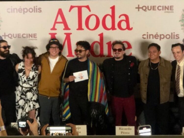 Ricardo Pérez durante la conferencia de prensa de A Toda Madre, acompañado por El Cojo Feliz y el director Max del Río.