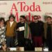 Ricardo Pérez durante la conferencia de prensa de A Toda Madre, acompañado por El Cojo Feliz y el director Max del Río.