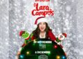 Lara Campos durante una presentación de su espectáculo navideño, acompañada de personajes y elementos de una puesta en escena familiar.