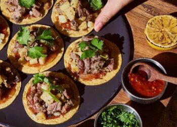 Platillos de tacos, cortes, mariscos y postres de una propuesta gastronómica en Ciudad de México.
