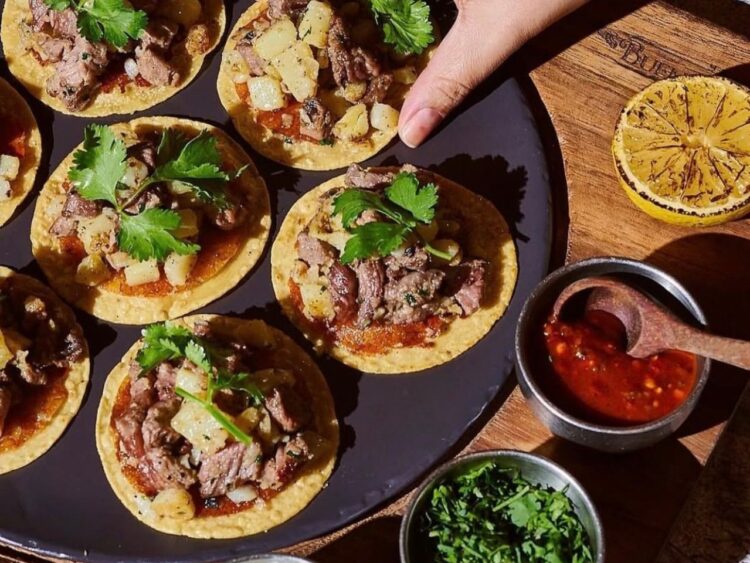 Platillos de tacos, cortes, mariscos y postres de una propuesta gastronómica en Ciudad de México.