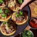 Platillos de tacos, cortes, mariscos y postres de una propuesta gastronómica en Ciudad de México.