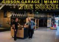 Fonseca y Mark Agnesi recorren el Gibson Garage Miami, rodeados de guitarras de la colección de Gibson.