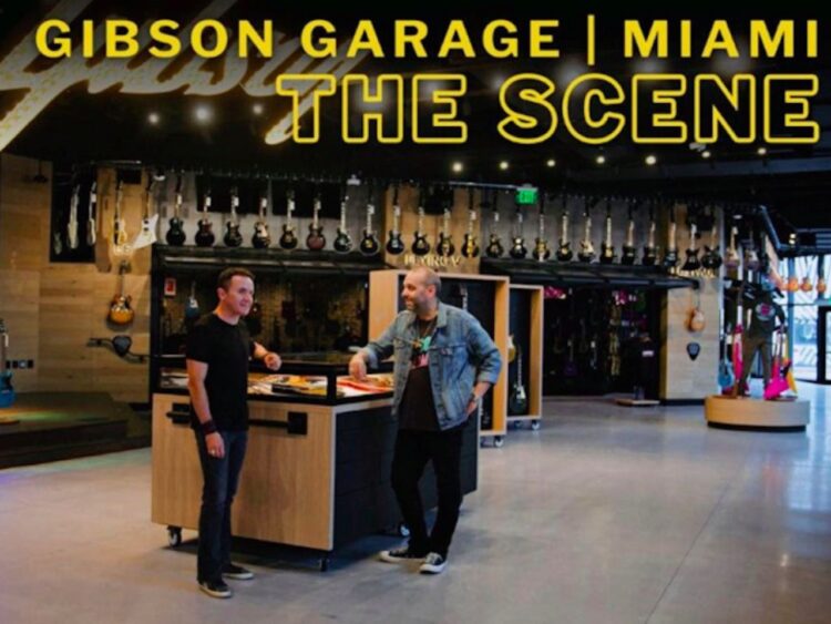 Fonseca y Mark Agnesi recorren el Gibson Garage Miami, rodeados de guitarras de la colección de Gibson.
