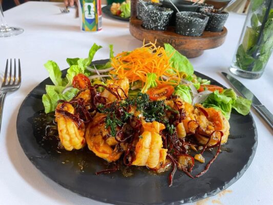 Platillos de tacos, cortes, mariscos y postres de una propuesta gastronómica en Ciudad de México.