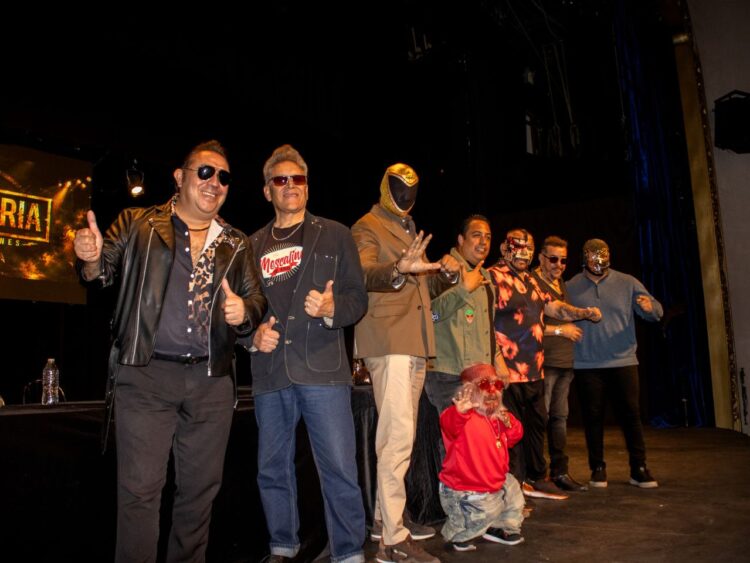 Luchadores y músicos durante una presentación de “Rock y Luchas”, espectáculo que combinará lucha libre y rock en el Teatro Silvia Pinal.