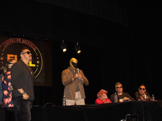 Luchadores y músicos durante una presentación de “Rock y Luchas”, espectáculo que combinará lucha libre y rock en el Teatro Silvia Pinal.