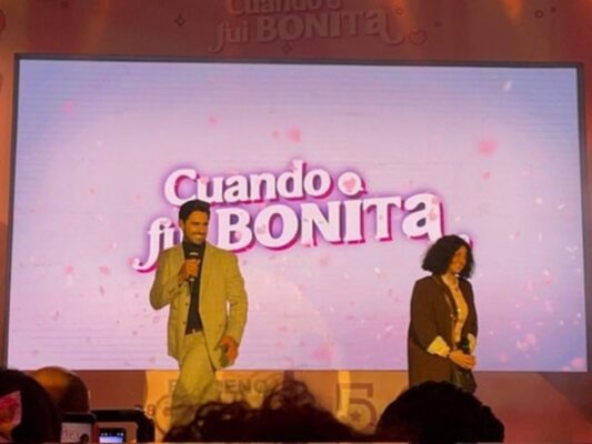 Geraldine Galván y Daniel Gama durante la presentación a prensa de la serie ‘Cuando Fui Bonita’.