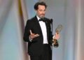 Matthew Rhys y Michael J. Fox durante la 78ª edición de los Premios Emmy en el Teatro Peacock de Los Ángeles.