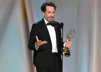 Matthew Rhys y Michael J. Fox durante la 78ª edición de los Premios Emmy en el Teatro Peacock de Los Ángeles.