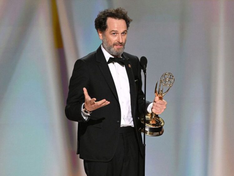 Matthew Rhys y Michael J. Fox durante la 78ª edición de los Premios Emmy en el Teatro Peacock de Los Ángeles.
