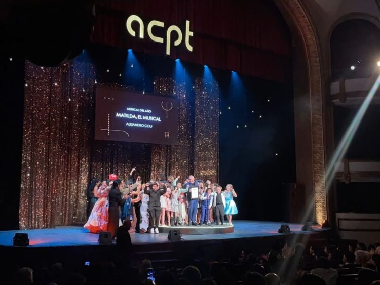 Personalidades del teatro mexicano durante la alfombra roja de los Premios ACPT 2026 en el Teatro de la Ciudad Esperanza Iris.