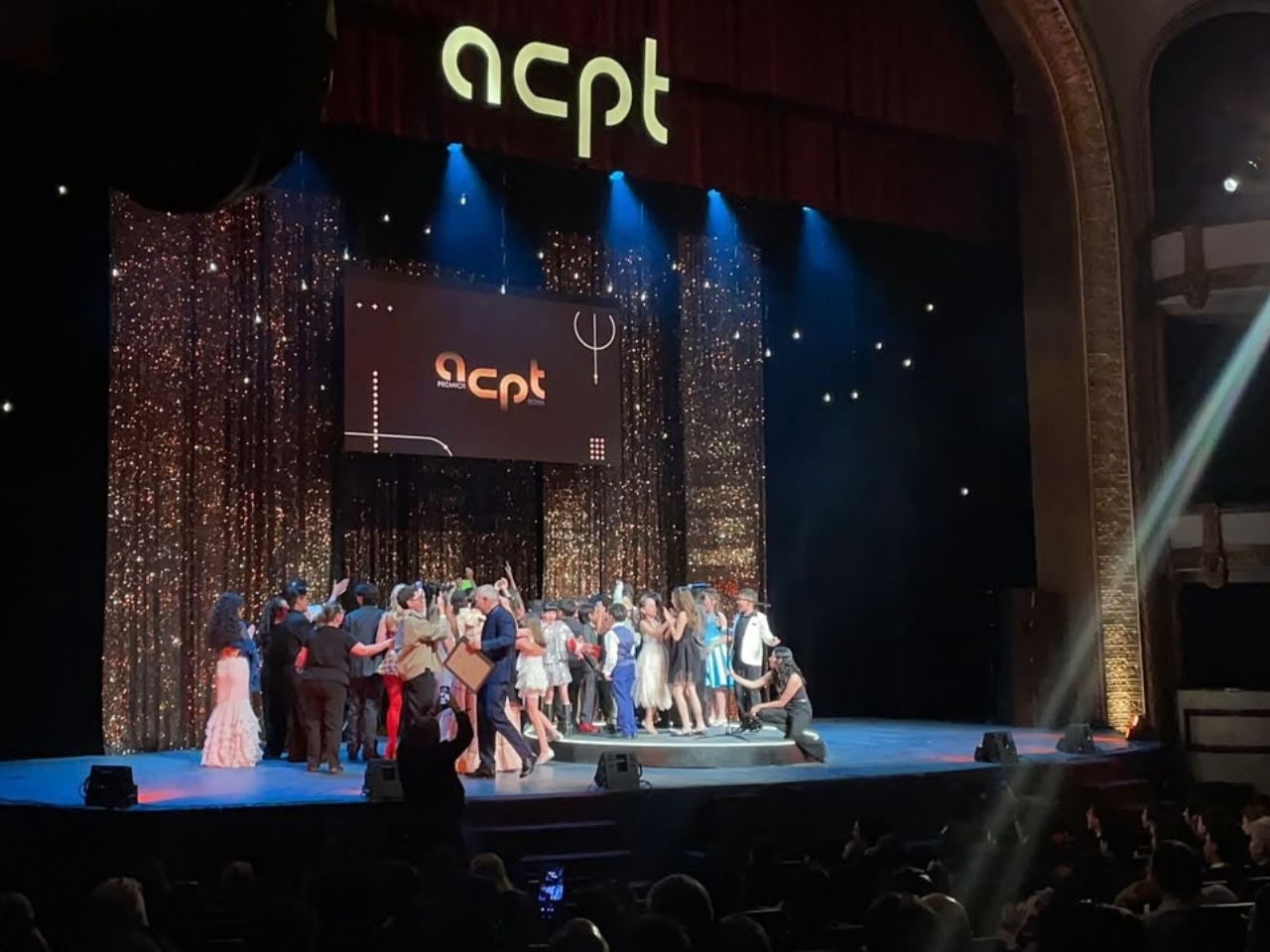 Personalidades del teatro mexicano durante la alfombra roja de los Premios ACPT 2026 en el Teatro de la Ciudad Esperanza Iris.