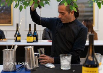 Edición especial de Torres 10 de un litro creada para conmemorar los 77 años de Bodegas Alianza