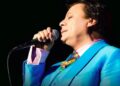 Imagen de Juan Gabriel, protagonista de la serie documental Debo, Puedo y Quiero, que aborda su vida y trayectoria musical.