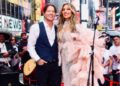 Thalía y Arthur Hanlon interpretan “Así Fue” de Juan Gabriel durante una presentación especial en Despierta América desde Times Square, Nueva York.