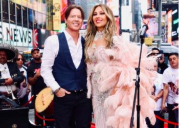 Thalía y Arthur Hanlon interpretan “Así Fue” de Juan Gabriel durante una presentación especial en Despierta América desde Times Square, Nueva York.
