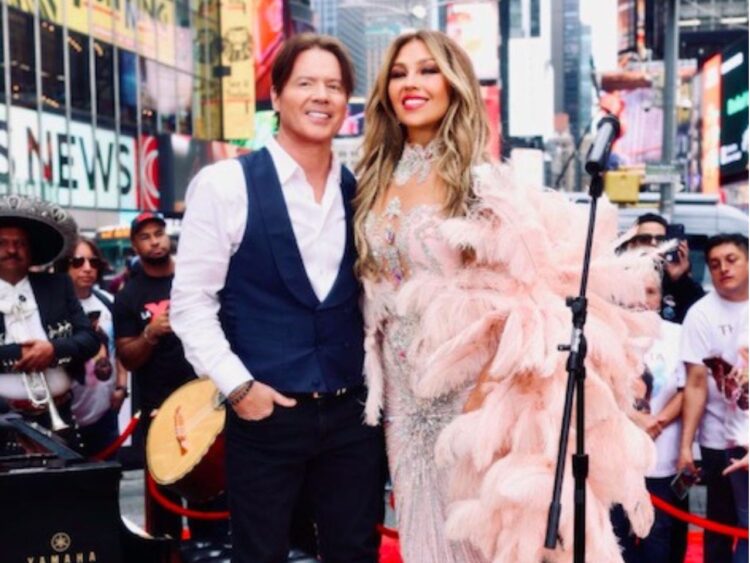Thalía y Arthur Hanlon interpretan “Así Fue” de Juan Gabriel durante una presentación especial en Despierta América desde Times Square, Nueva York.